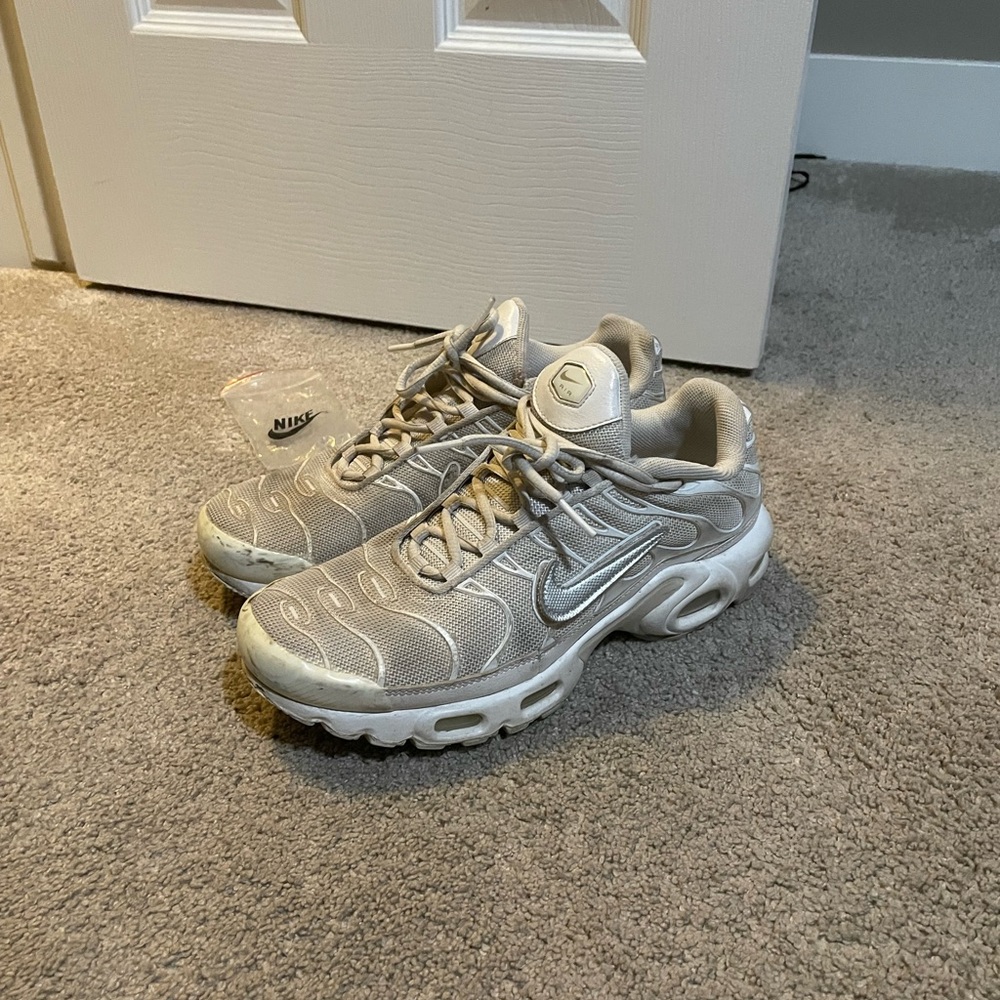 Nike Air “Removable Swoosh” Sneakers SIZE: MENS 9